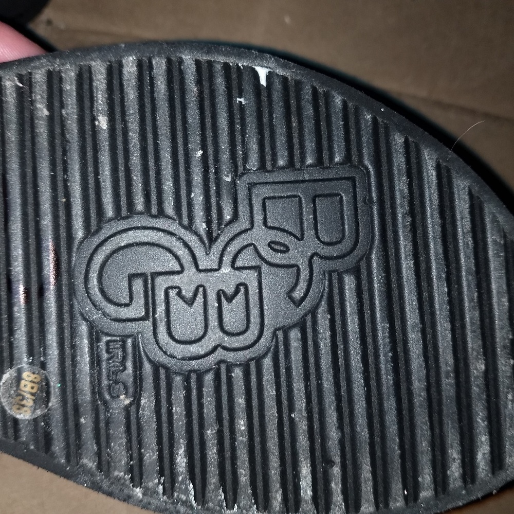 Bcbg flip flops